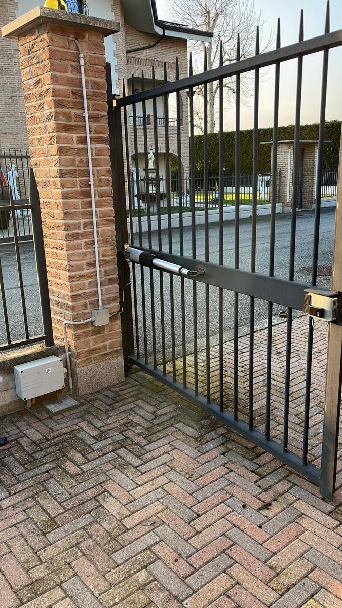 Automazione di un cancello battente a Cesena