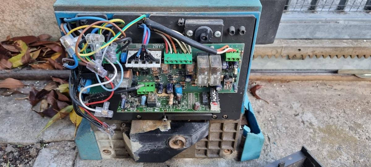 Centrale di comando di un cancello automatico durante la diagnosi