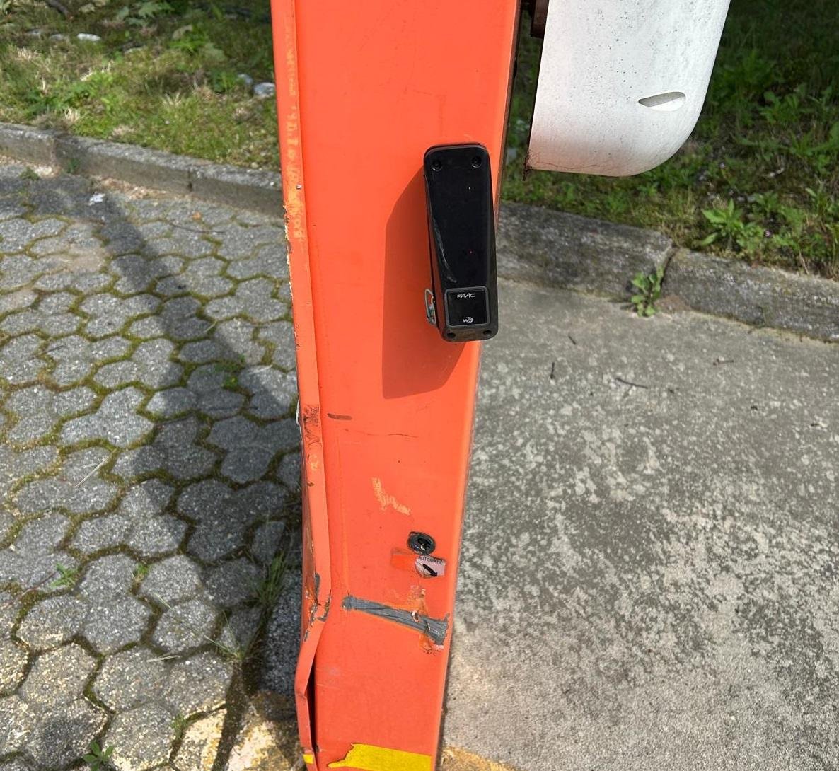 Colonnina di sbarra automatica con dispositivo di comando
