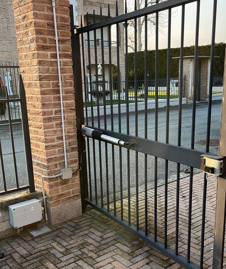 Installazione di un cancello battente automatico a Cesena