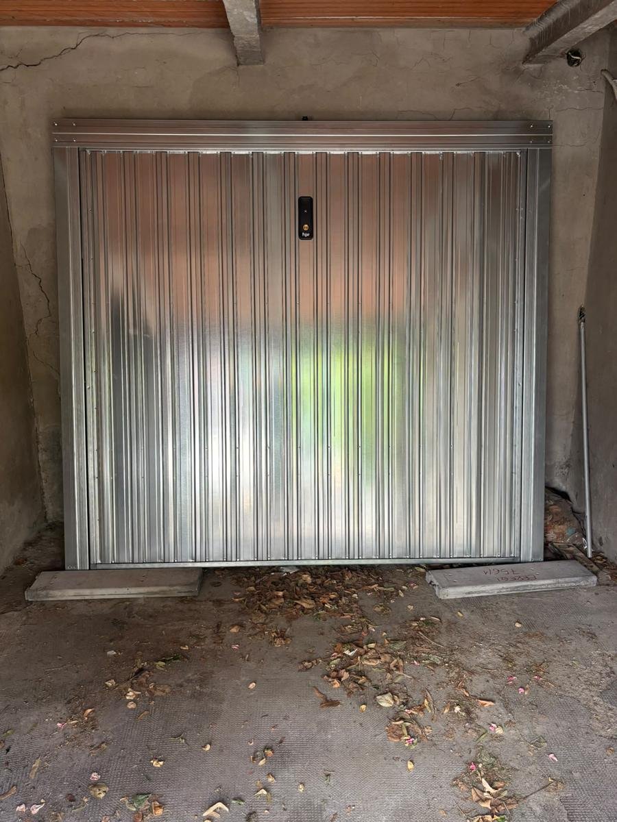 Porta basculante per garage in lamiera a Cesena