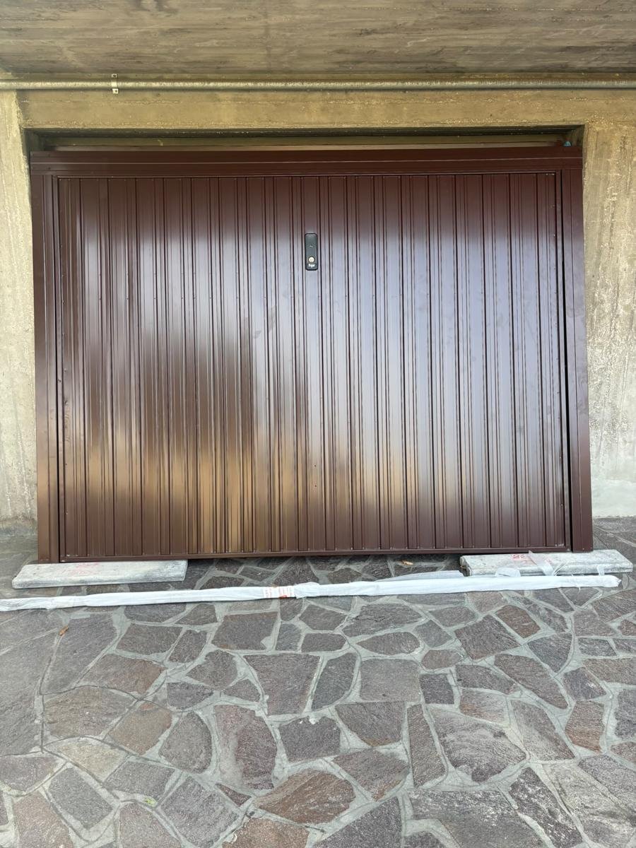 Porta basculante per garage installata in provincia di Forlì-Cesena