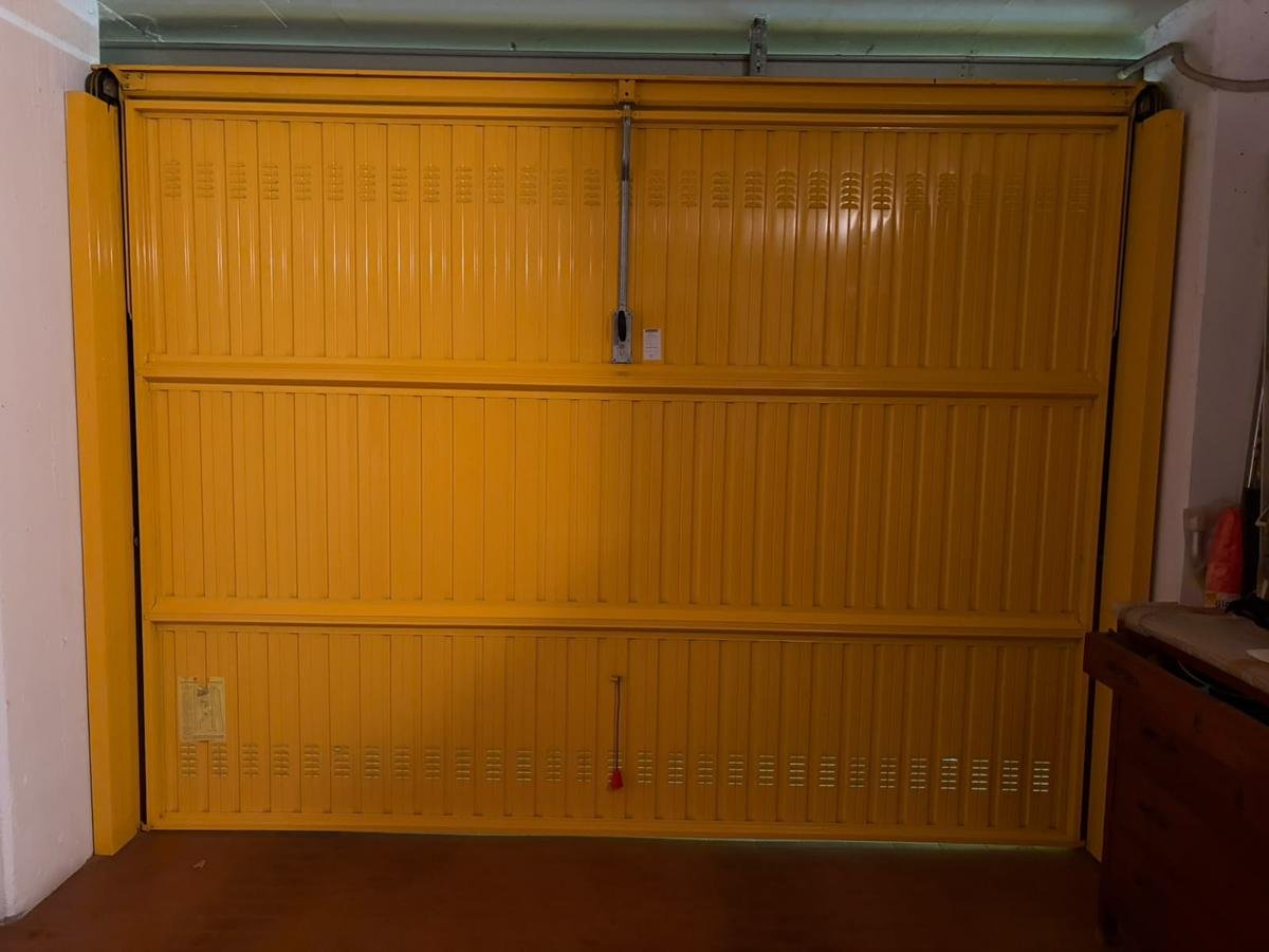 Manutenzione di una porta basculante per garage a Cesena