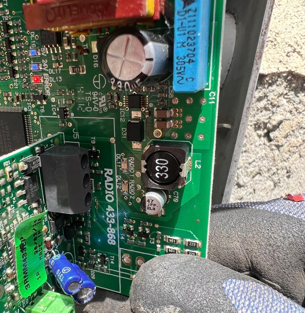 Riparazione della scheda elettronica di un cancello automatico a Cesena