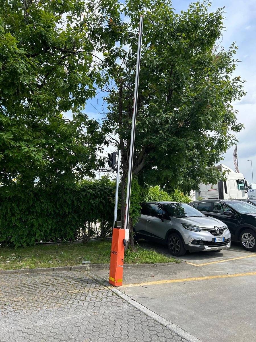 Sbarra automatica all'ingresso di un parcheggio aziendale